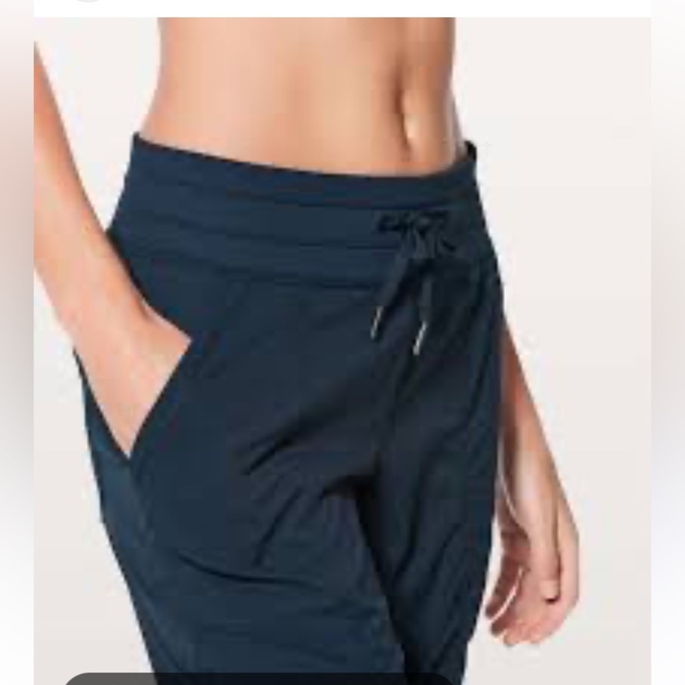 Lululemon Athletica Black Mid-Rise Track Pants size 6 {1014}